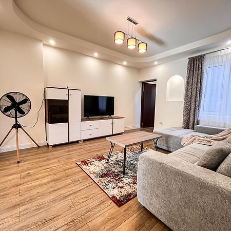 La Teatru - 2Bd Apartment Near Theatre And Old Town Brasov Luaran gambar