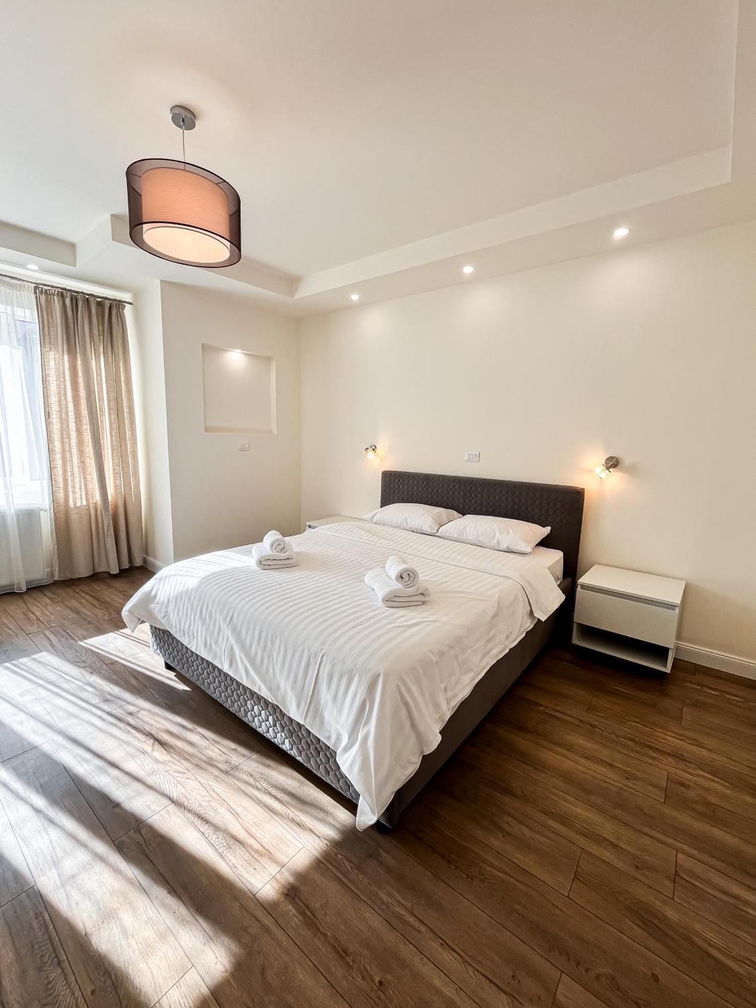 La Teatru - 2Bd Apartment Near Theatre And Old Town Brasov Luaran gambar